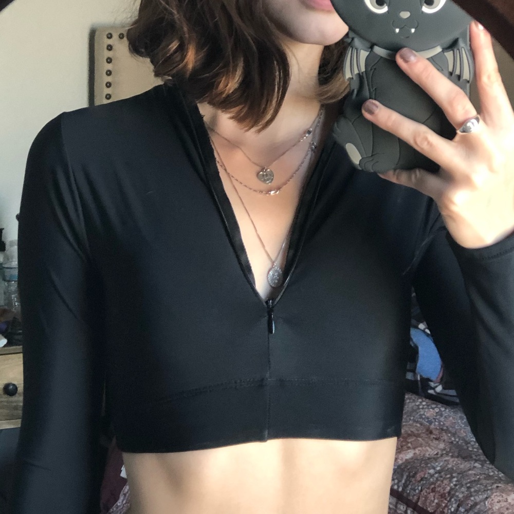 black work out crop top